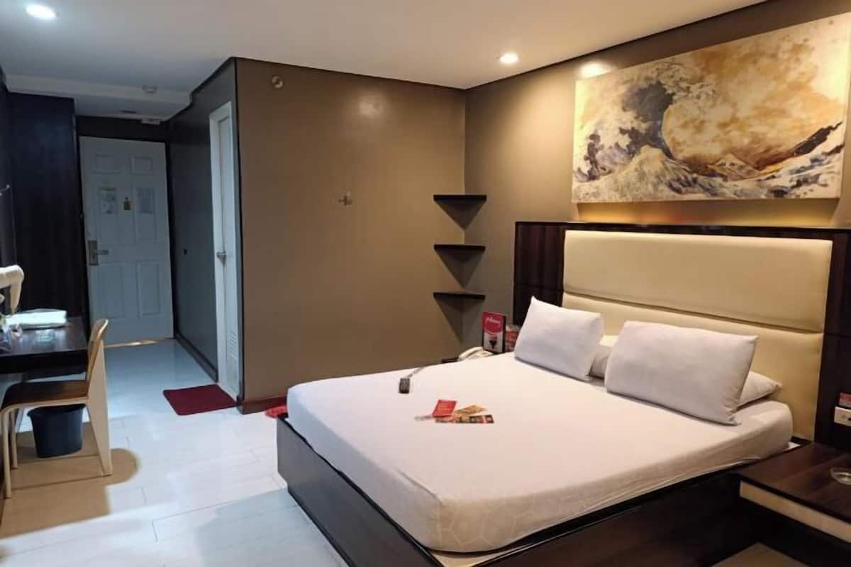 In-room safe, desk, free WiFi
