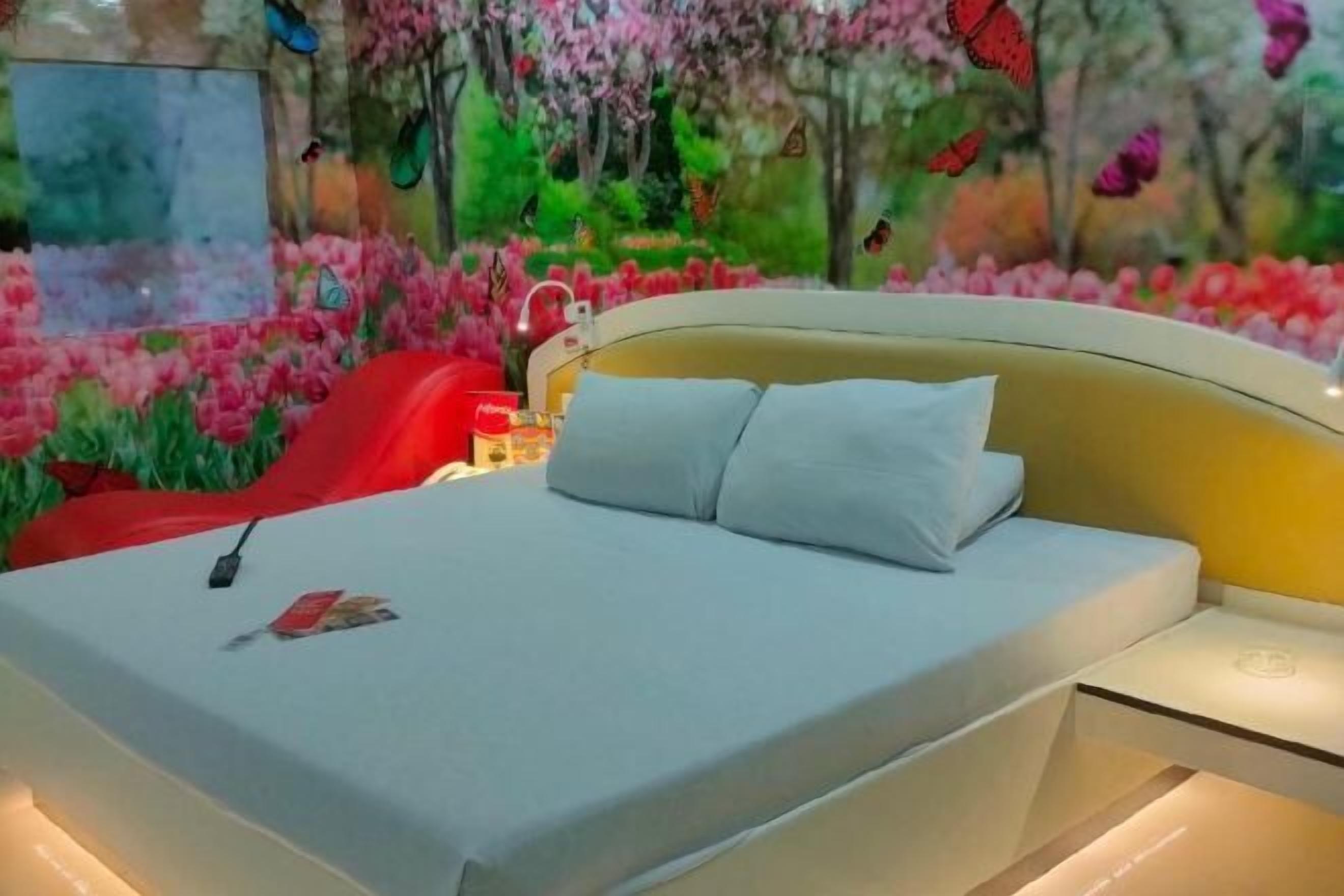 In-room safe, desk, free WiFi