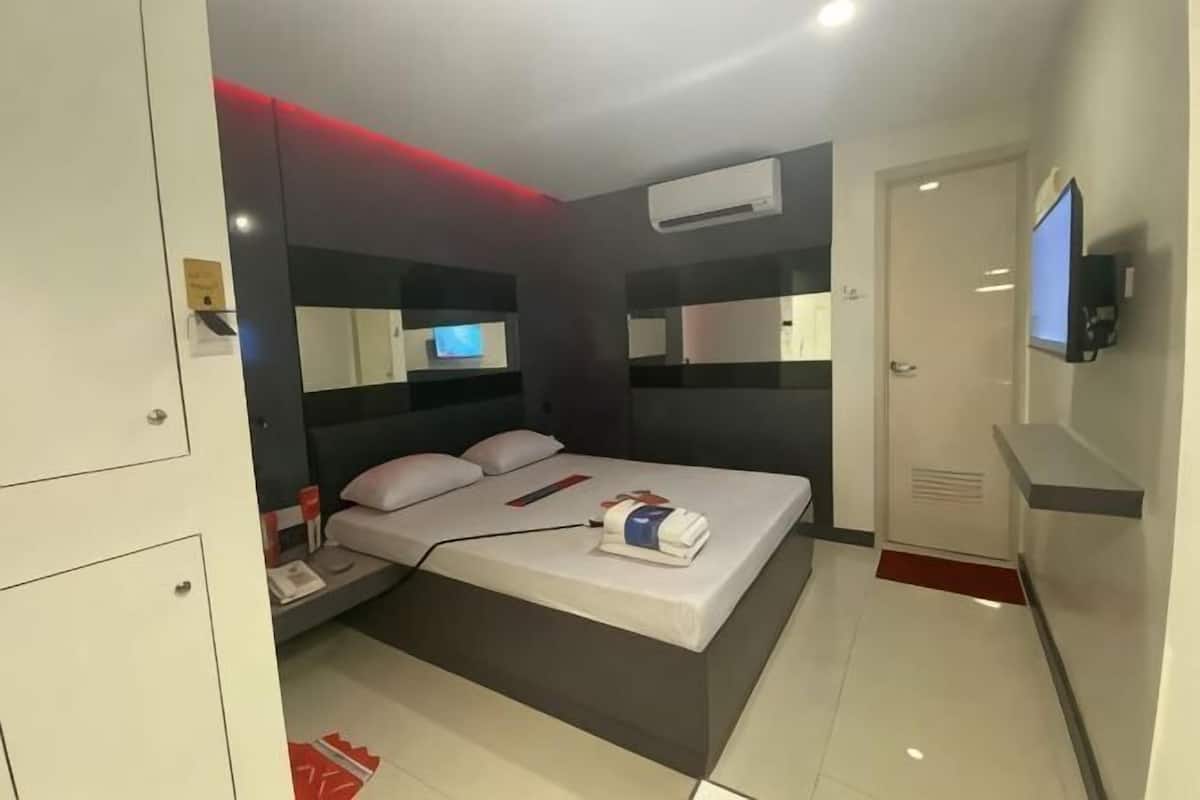 In-room safe, desk, free WiFi