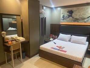 Executive Room | Living area | 37-inch LED TV with digital channels, TV - Hotel Sogo Malate (Manila)