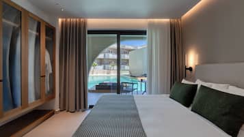 Deluxe tweepersoonskamer, toegang tot zwembad, uitzicht op zwembad | Luxe beddengoed, een minibar, een kluis op de kamer, een bureau