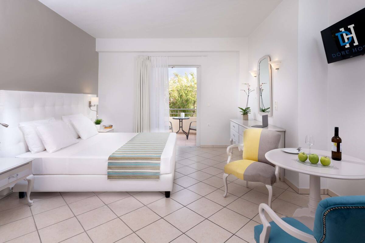 premium bedding, minibar, in-room safe, desk