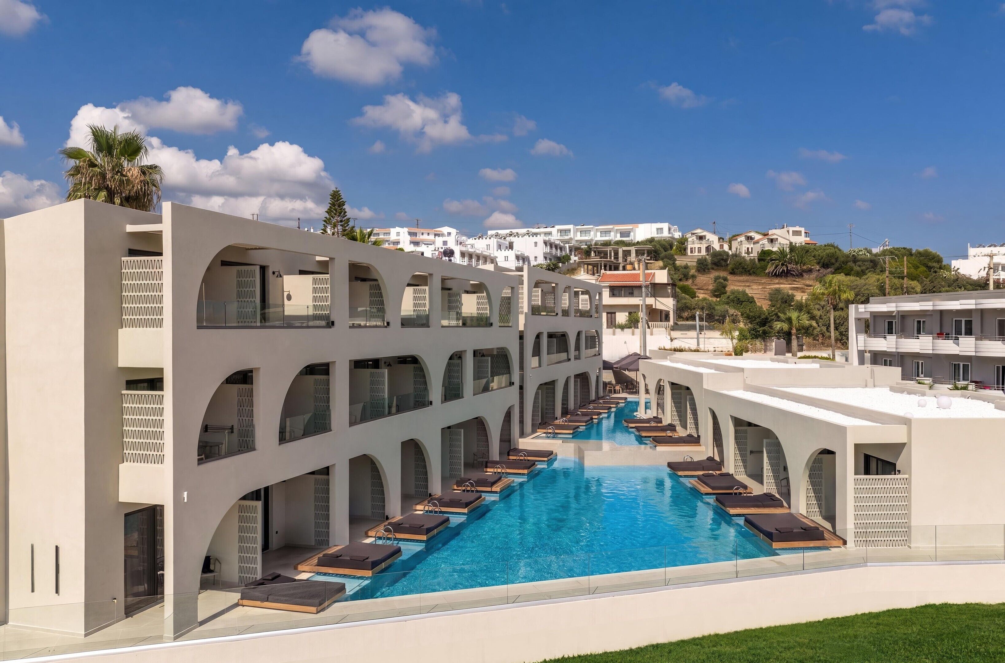 3 piscinas externas, guarda-sóis, espreguiçadeiras