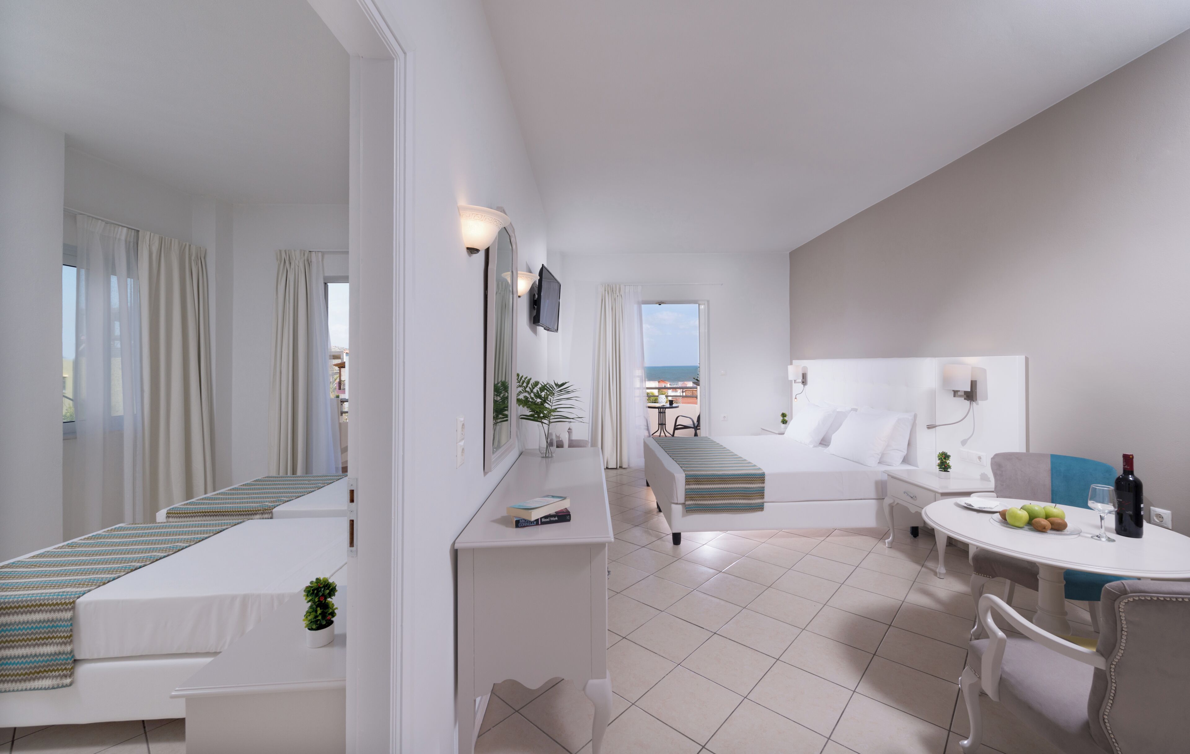 Familie vierpersoonskamer, 2 slaapkamers, toegankelijk voor mindervaliden, uitzicht op tuin | Luxe beddengoed, een minibar, een kluis op de kamer, een bureau