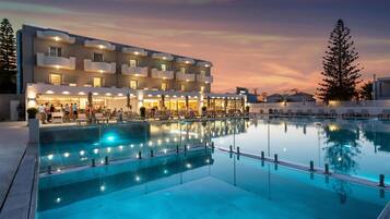 Outdoor pool, pool umbrellas, sun loungers