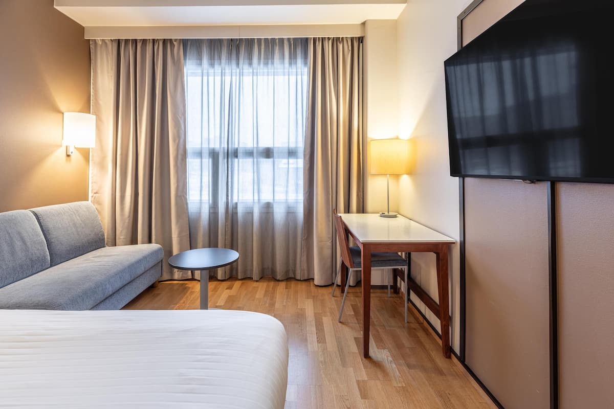 Tomannsrom – standard | Skrivebord, blendingsgardiner, lydisolert og strykejern/-brett