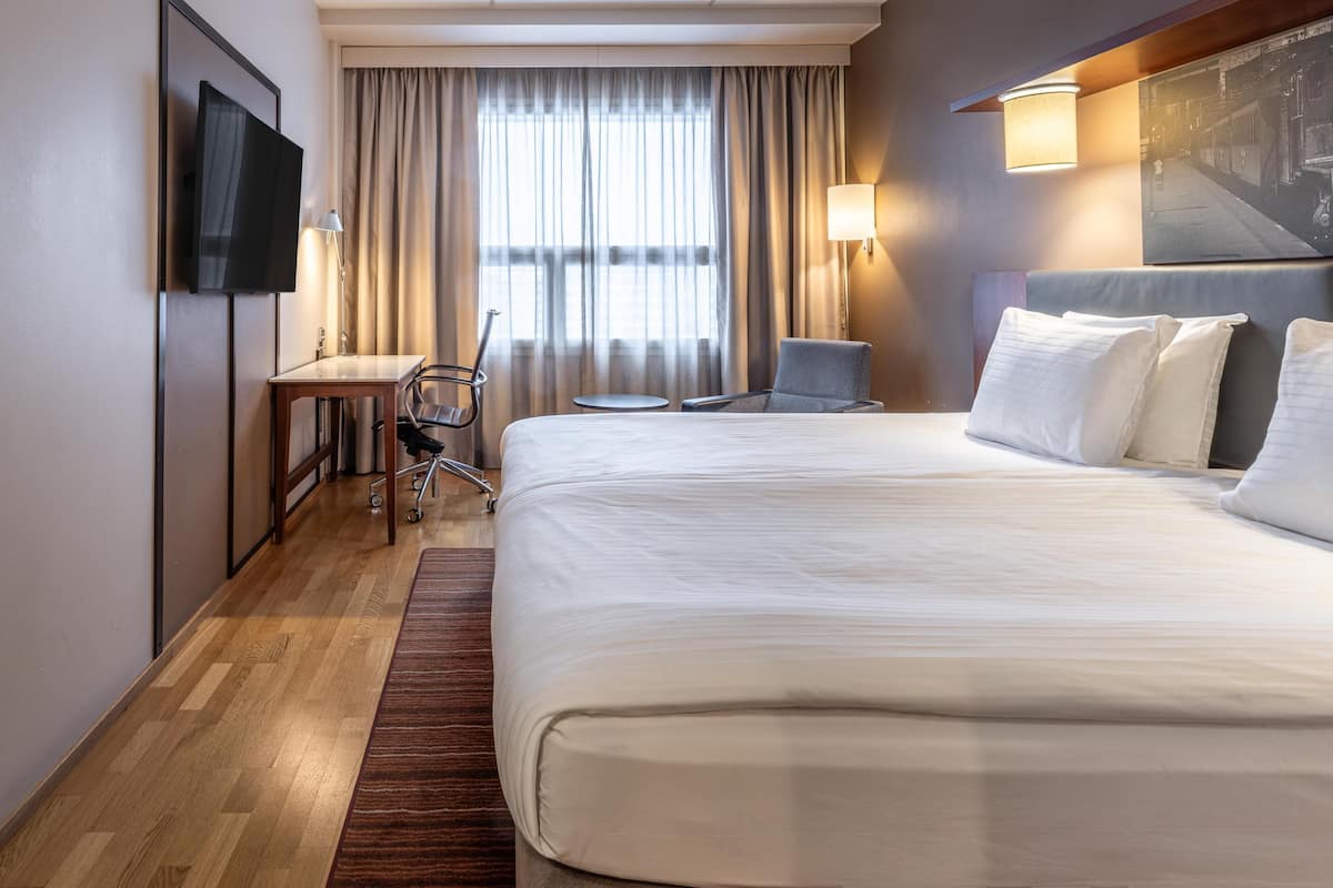 Rom – superior, 1 kingsize-seng | Skrivebord, blendingsgardiner, lydisolert og strykejern/-brett