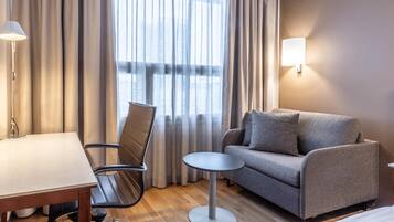 Superior-rum (Family) | Skrivbord, mörklÀggningsgardiner, ljudisolering och strykjÀrn/strykbrÀda