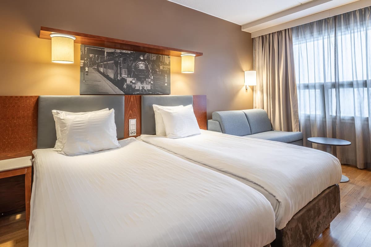 Familierom (Four) | Skrivebord, blendingsgardiner, lydisolert og strykejern/-brett