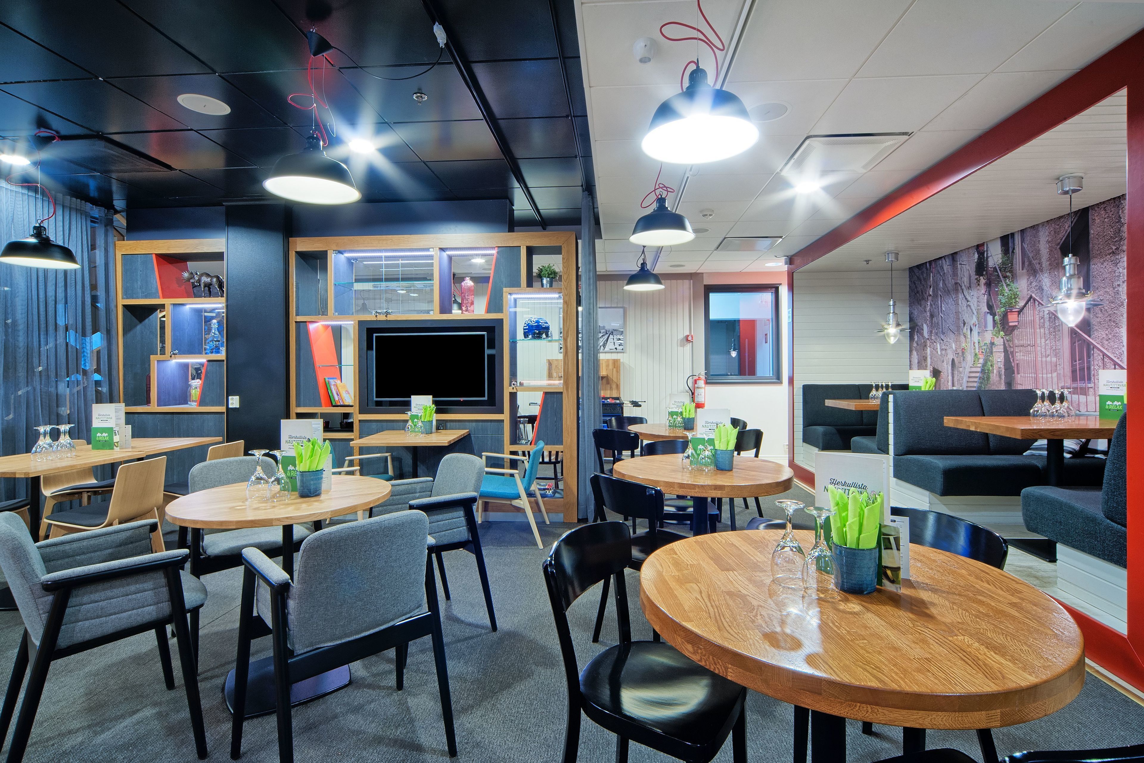 Serveert ontbijt, lunch en diner