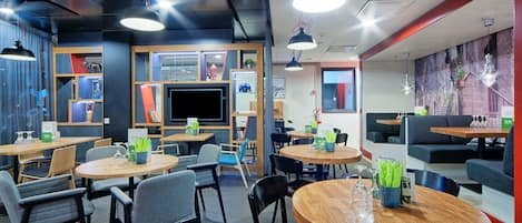 Serveert ontbijt, lunch en diner