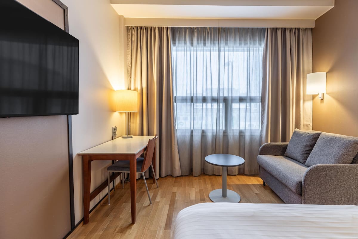 Familierom (Three) | Skrivebord, blendingsgardiner, lydisolert og strykejern/-brett