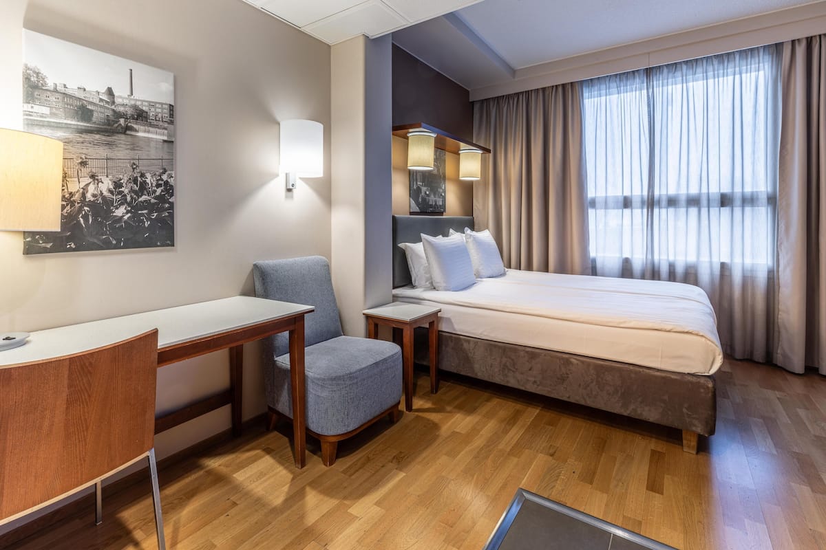 Rom – standard, 1 queensize-seng | Skrivebord, blendingsgardiner, lydisolert og strykejern/-brett