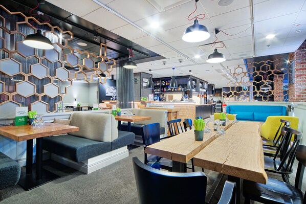 供应早餐、午餐和晚餐