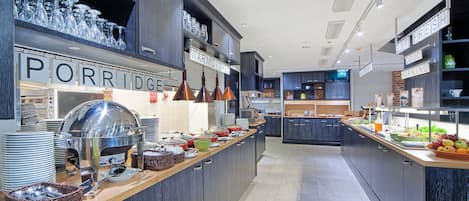 Café da manhã com buffet todos os dias (EUR 22.90 por pessoa)