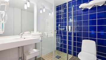 Een haardroger, handdoeken, zeep, shampoo