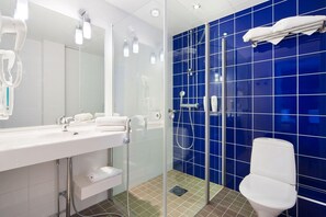 Hárblásari, handklæði, sápa, sjampó