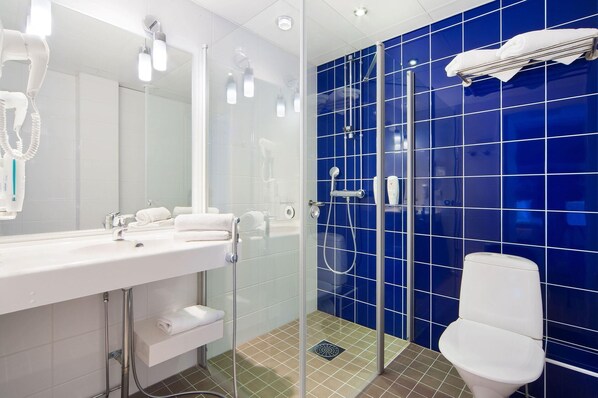 Secador de cabelo, toalhas de banho, sabonete, shampoo