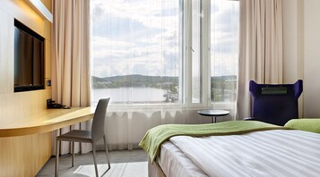 Minibar, caja de seguridad en la habitación y escritorio 