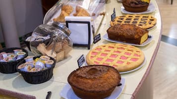 Petit déjeuner, déjeuner et dîner servis sur place
