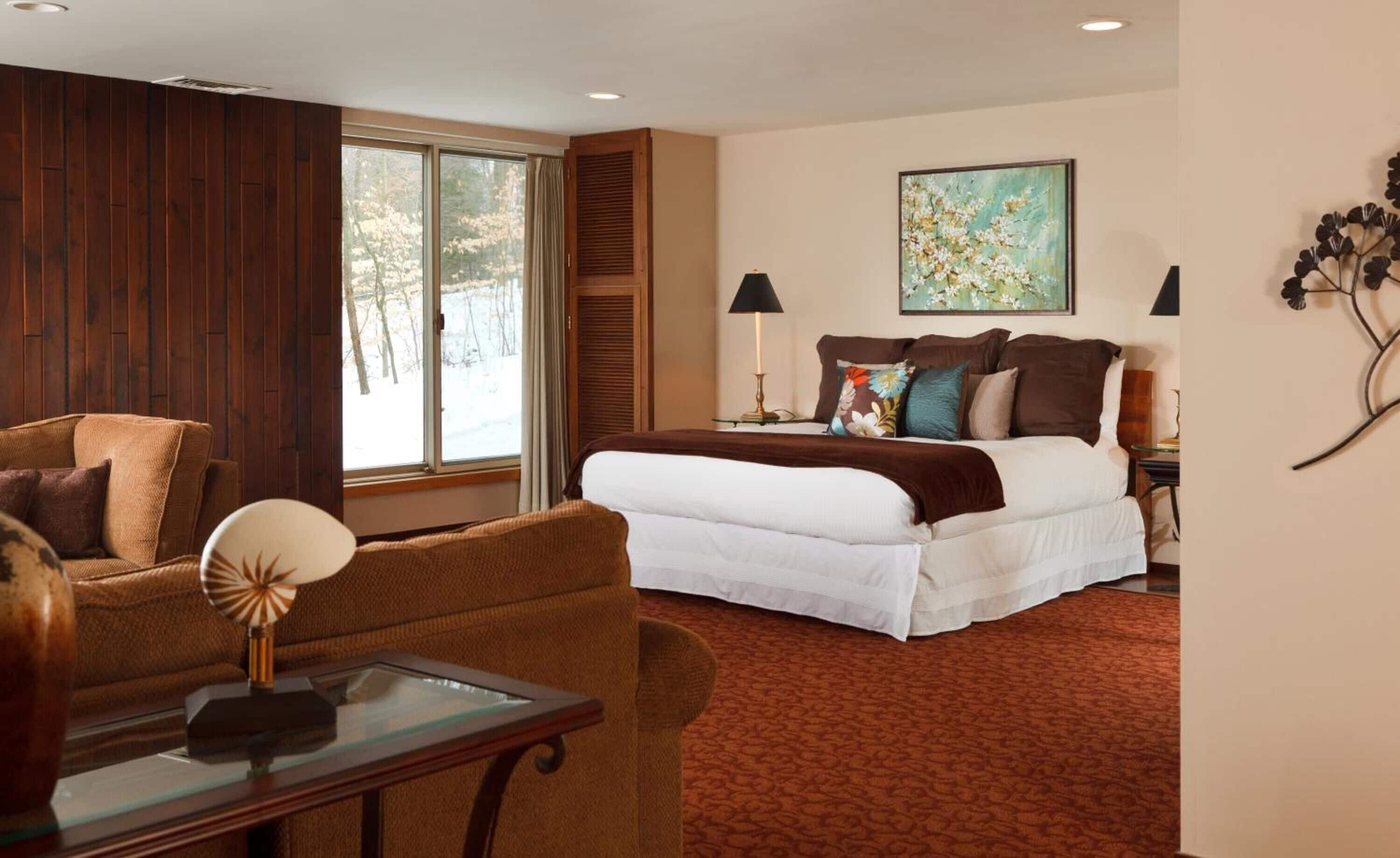 Cofres nos quartos, cortinas blackout, quartos à prova de som