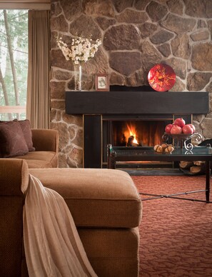 32-inch TV with satellite channels - The Inn At Honey Run (Millersburg)