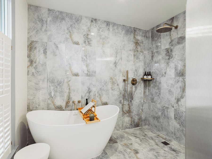 Chapter 3 | Badezimmer | Haartrockner, Bademäntel, Handtücher, Seife