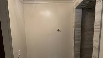 Ein modernes Badezimmer mit Toilette, Dusche und Deckenleuchte.