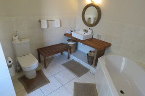 Quarto casal ou duplo, 5 quartos | Banheiro | Chuveiro com efeito de chuva, produtos de toalete grátis