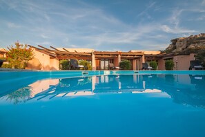 A swimming pool with lounge chairs and a pergola structure. - Gravina Residence - Villas & Apartments (Trinità d'Agultu e Vignola)