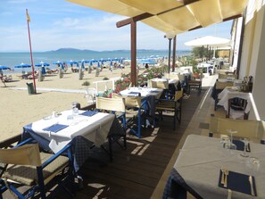 Aperto a colazione, pranzo e cena, con vista sulla spiaggia 