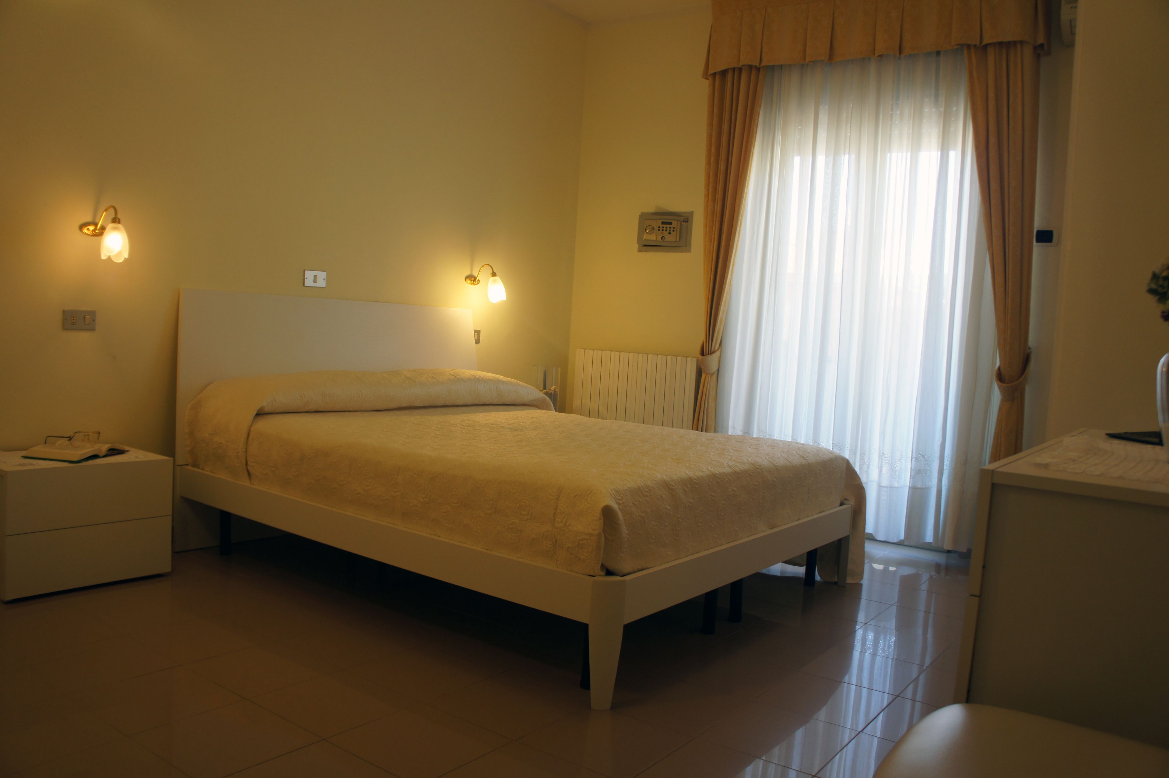 Classic Double Room | In-room safe, desk, rollaway beds, free WiFi