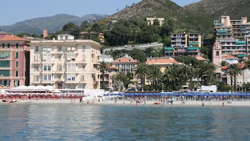 Una spiaggia nelle vicinanze, pesca