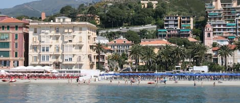 Una spiaggia nelle vicinanze, pesca