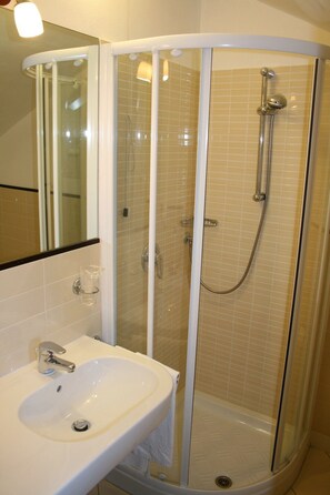 Shower, rainfall showerhead, free toiletries, hair dryer