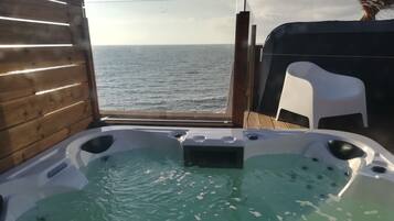 Un jacuzzi con vista al mar.