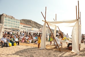 Einzelzimmer | Strand | Am Strand, weißer Sandstrand, Cabañas (gegen Gebühr), Liegestühle