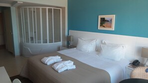 Chambre Double Deluxe, baignoire à jets, vue mer | Minibar, coffres-forts dans les chambres, ameublement personnalisé
