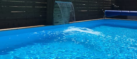 Innenpool, Außenpool, geöffnet von 09:00 Uhr bis 21:00 Uhr, Liegestühle