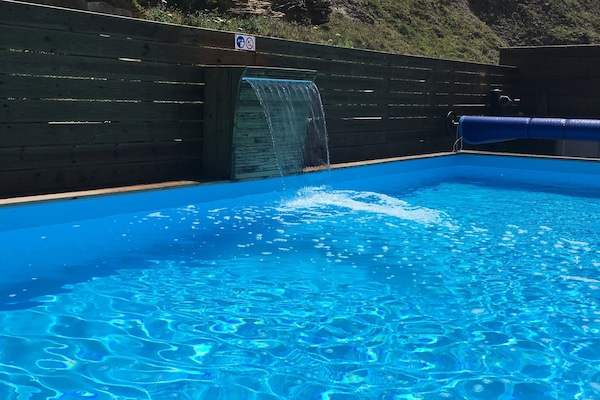 Piscina coperta, piscina all'aperto, lettini