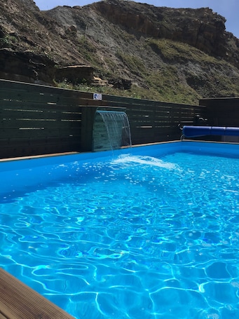 Una piscina techada, una piscina al aire libre