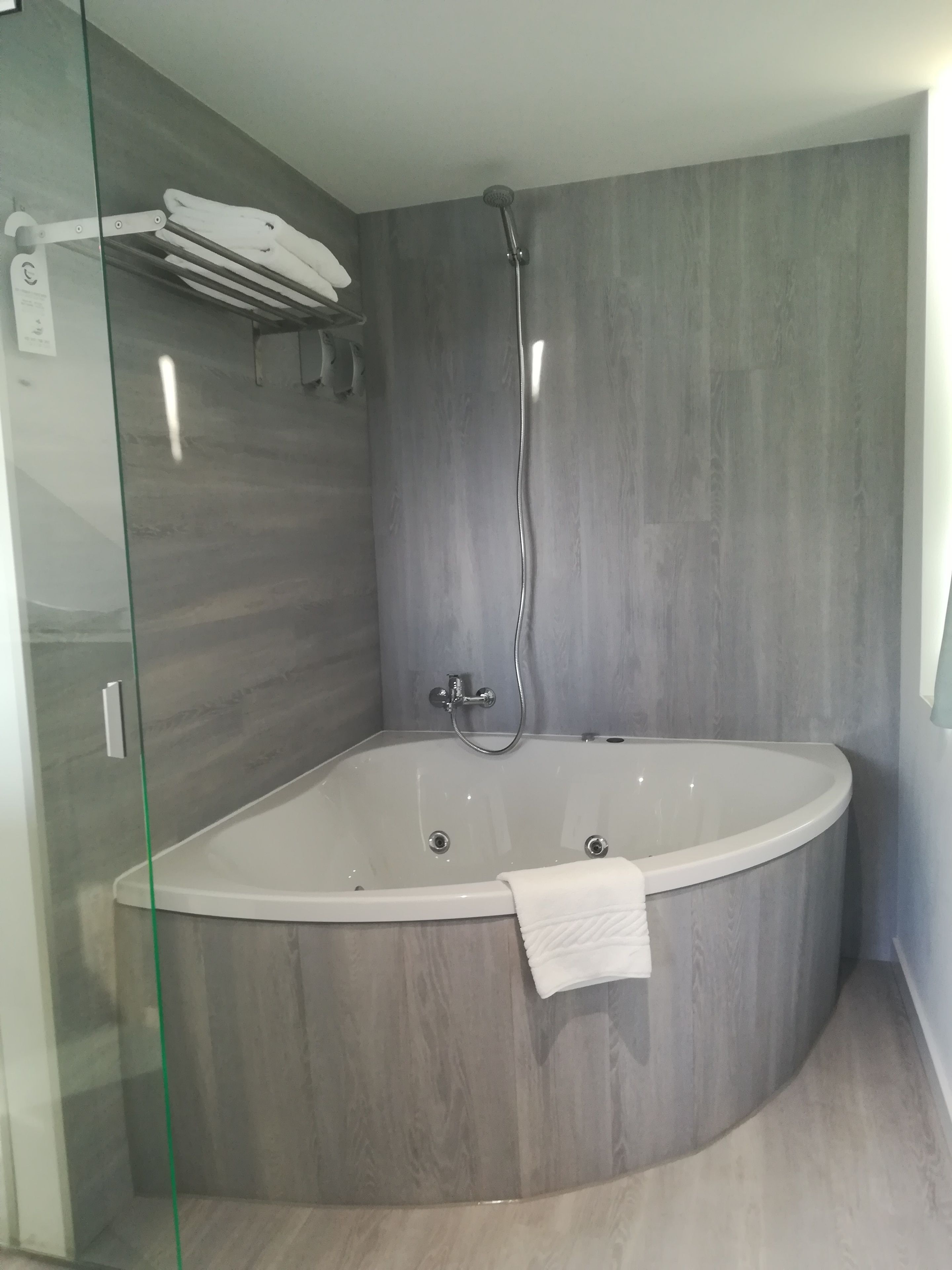 deluxe loft, 1 queen bed, jetted tub, sea view | jetted bathtub