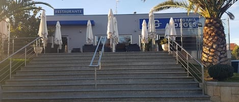 Vista frontal de la propiedad