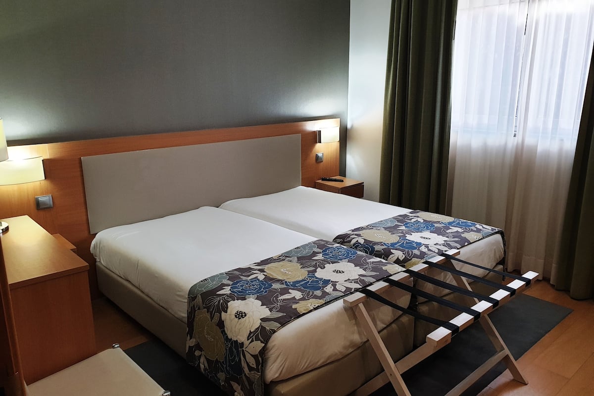 standard twin room, 2 single beds | in-room safe, individually furnished, laptop workspace