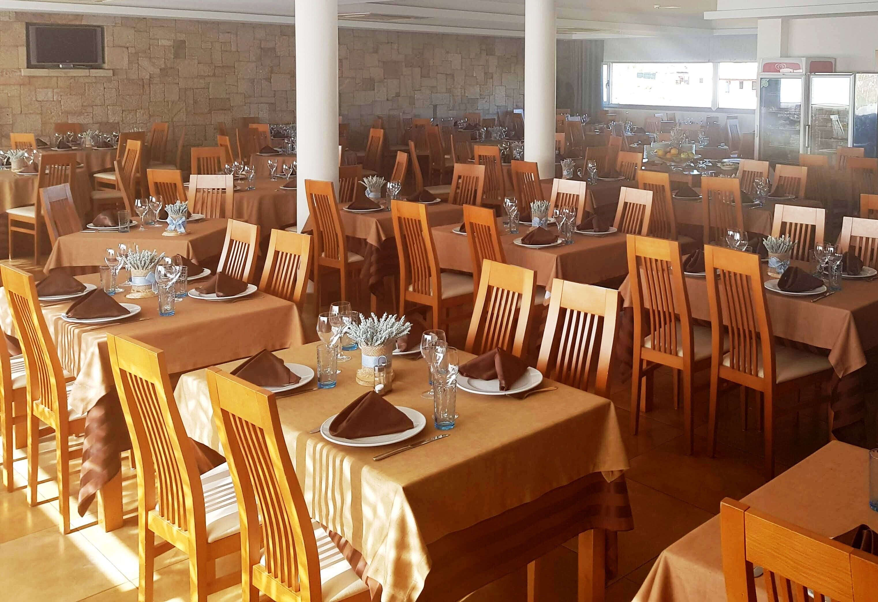 Breakfast, lunch, dinner served; garden views 