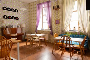 Breakfast area - Baby Lemonade Hostel (St. Petersburg)