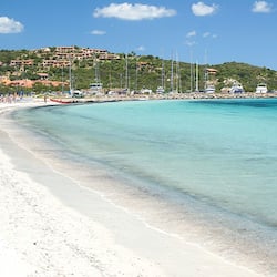 Praia particular, areia branca