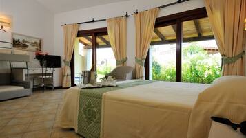 Standard-Vierbettzimmer | Minibar, Zimmersafe, Schreibtisch, Bettwäsche