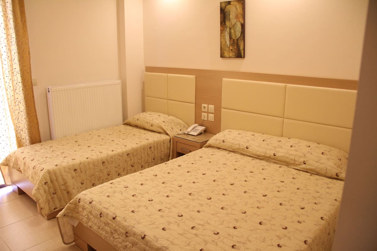 Triple Room | In-room safe, WiFi (free), bed sheets