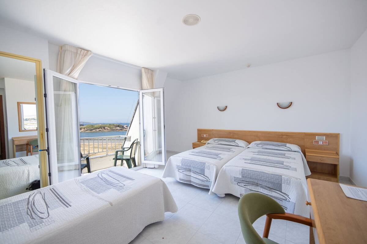 Familieværelse - 3 enkeltsenge - balkon | Senge med madrasser af memory foam, skrivebord, mørklægningsgardiner